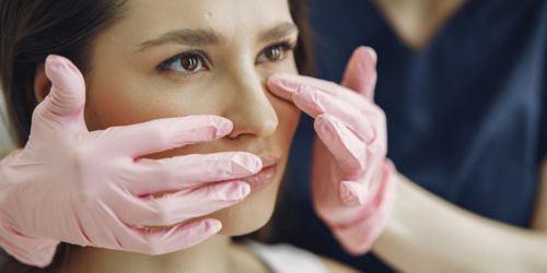 doctor_examining_womans_nose_atfer_closed_rhinoplasty_in_turkey