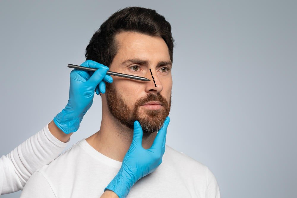 /upload/galeri/surgeon_draws_marks_on_nose_when_examining_male_patient_before_ethnic_rhinoplasty_surgery_in_turkey