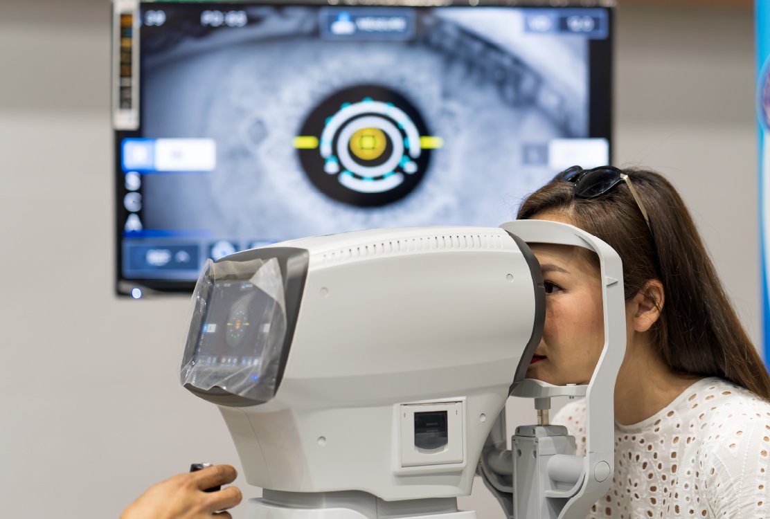 testing_for_laser_eye_treatment_in_turkey_woman