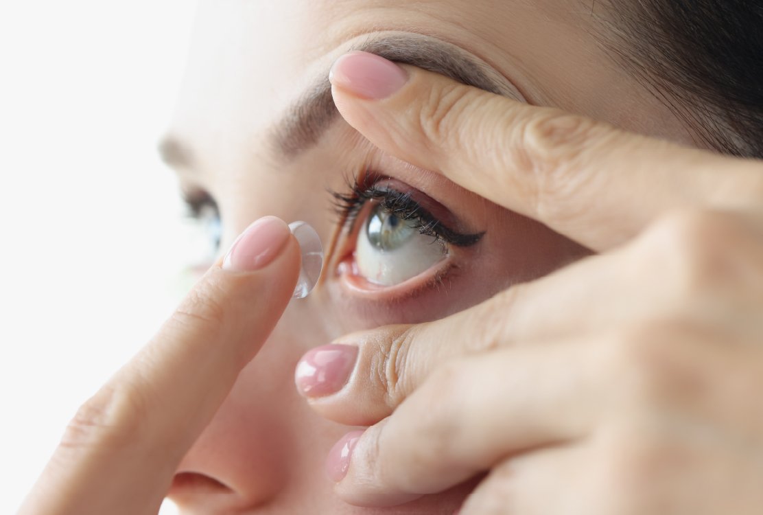 woman_getting rid_of_lenses_after_laser_eye_treatment_in_turkey