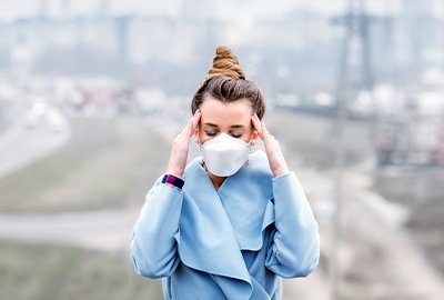woman_with_mask_in_polluted_area_for_fertility_treatment_in_turkey
